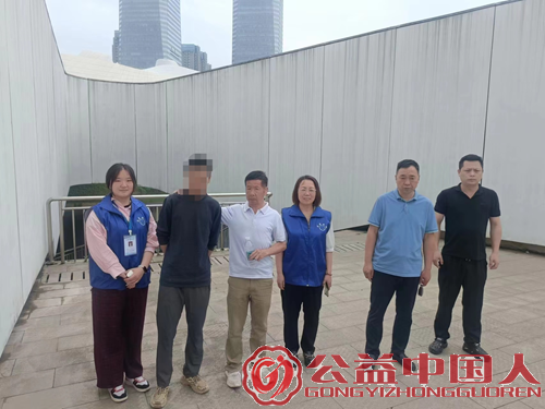 从桥下露宿到团圆餐桌:一个流浪家庭的十年救赎(图1) 从桥下露宿到团圆餐桌:一个流浪家庭的十年救赎(图1)