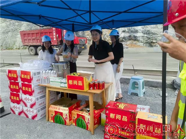 安康驿站为筑路工人撑起“清凉伞”(图1) 安康驿站为筑路工人撑起“清凉伞”(图1)