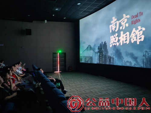 坡子街西湖社区“金晖湘伴 平安助老”志愿服务项目红色观影公益活动(图2) 坡子街西湖社区“金晖湘伴 平安助老”志愿服务项目红色观影公益活动(图2)