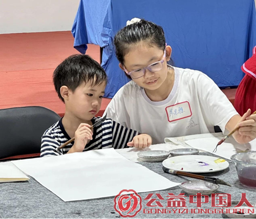 美育微光点亮乡村:艺术公益基地在广西覃签屯揭牌,助力留守儿童描绘人生彩虹(图2) 美育微光点亮乡村:艺术公益基地在广西覃签屯揭牌,助力留守儿童描绘人生彩虹(图2)