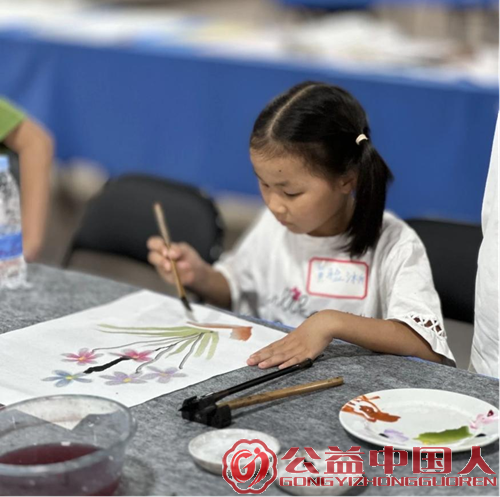 美育微光点亮乡村:艺术公益基地在广西覃签屯揭牌,助力留守儿童描绘人生彩虹(图4) 美育微光点亮乡村:艺术公益基地在广西覃签屯揭牌,助力留守儿童描绘人生彩虹(图4)