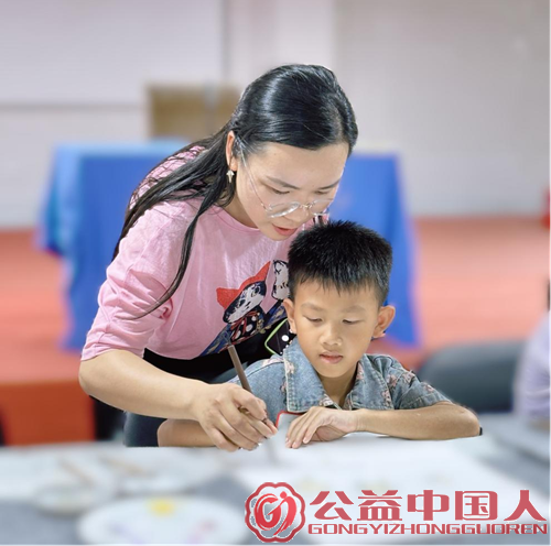 美育微光点亮乡村:艺术公益基地在广西覃签屯揭牌,助力留守儿童描绘人生彩虹(图3) 美育微光点亮乡村:艺术公益基地在广西覃签屯揭牌,助力留守儿童描绘人生彩虹(图3)