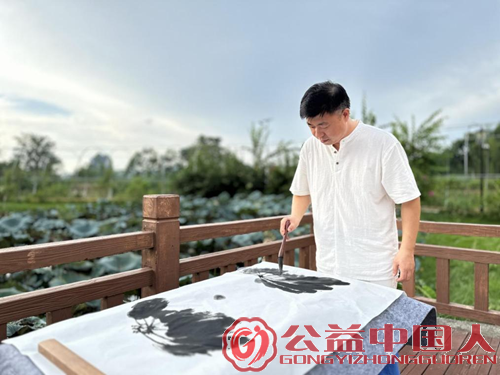 美育微光点亮乡村:艺术公益基地在广西覃签屯揭牌,助力留守儿童描绘人生彩虹(图7) 美育微光点亮乡村:艺术公益基地在广西覃签屯揭牌,助力留守儿童描绘人生彩虹(图7)
