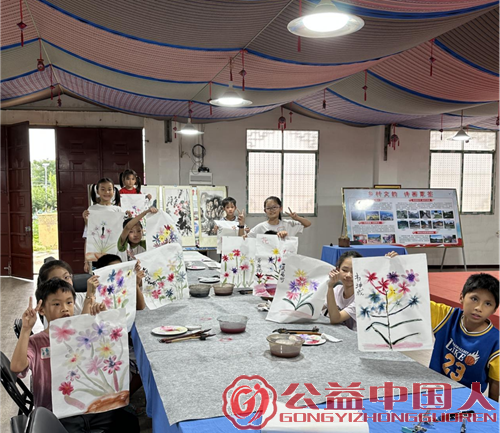 美育微光点亮乡村:艺术公益基地在广西覃签屯揭牌,助力留守儿童描绘人生彩虹(图5) 美育微光点亮乡村:艺术公益基地在广西覃签屯揭牌,助力留守儿童描绘人生彩虹(图5)