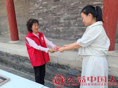 传承红色基因 献礼党的生日——内蒙古鸿德文理学院经管系联合多家单位开展主题党日活动(图2) 传承红色基因 献礼党的生日——内蒙古鸿德文理学院经管系联合多家单位开展主题党日活动(图2)