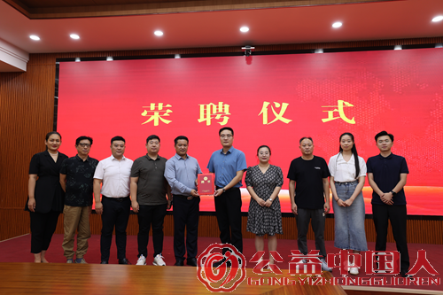 凝聚宣传力量,共谱党建新篇——税郭镇举行王海涛同志党建宣传工作受聘仪式(图3) 凝聚宣传力量,共谱党建新篇——税郭镇举行王海涛同志党建宣传工作受聘仪式(图3)