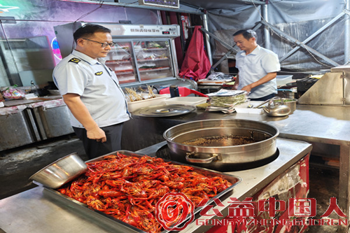 湖北监利:尺八镇开展守护夜市“烟火气” ,筑牢群众舌尖“安全线”专项执法检查行动(图1) 湖北监利:尺八镇开展守护夜市“烟火气” ,筑牢群众舌尖“安全线”专项执法检查行动(图1)