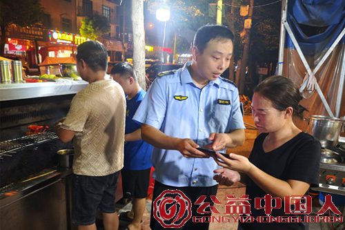 湖北监利:尺八镇开展守护夜市“烟火气” ,筑牢群众舌尖“安全线”专项执法检查行动(图2) 湖北监利:尺八镇开展守护夜市“烟火气” ,筑牢群众舌尖“安全线”专项执法检查行动(图2)